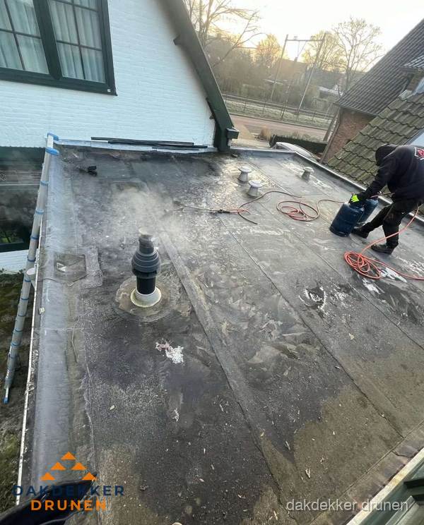 Dakdekker verhelpt daklekkage op plat dak in Drunen Dakdekker verhelpt daklekkage op plat dak in Drunen
