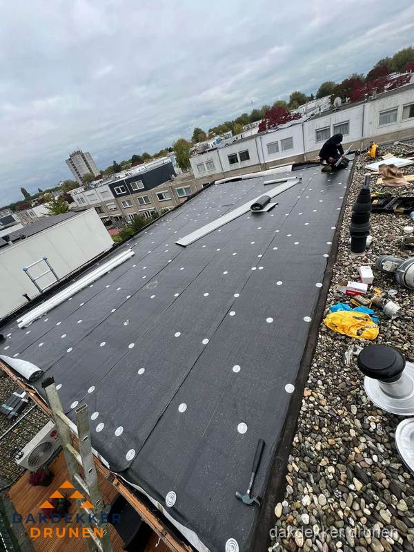 Dakleer vervangen op groot plat dak door dakdekker in Drunen