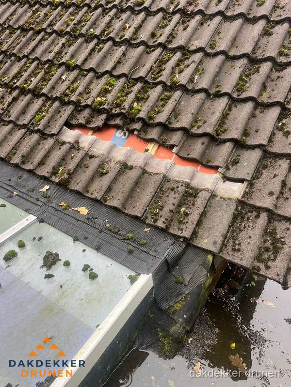 Beschadigd pannendak met ontbrekende dakpannen voor reparatie in Drunen Beschadigd pannendak met ontbrekende dakpannen voor reparatie in Drunen