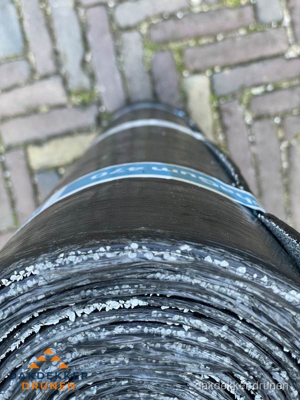 Rol bitumen dakleer met leislag voor plat dak in Drunen Rol bitumen dakleer met leislag voor plat dak in Drunen