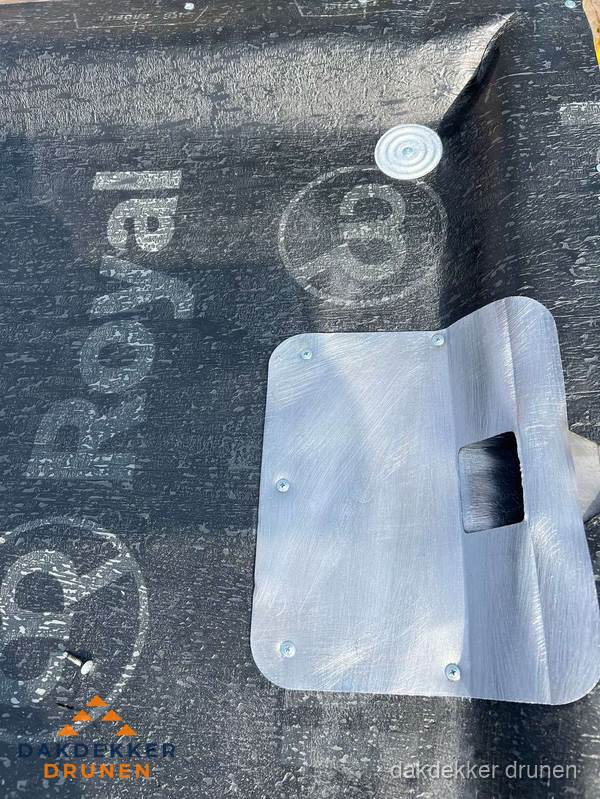 Dakdoorvoer met metalen afvoerplaat op bitumen dak in Drunen Dakdoorvoer met metalen afvoerplaat op bitumen dak in Drunen