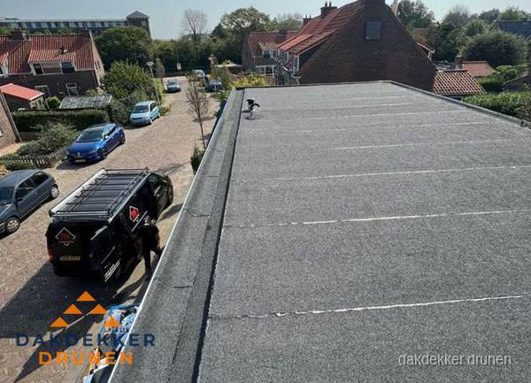 Nieuw bitumen plat dak met uitzicht over woonwijk in Drunen