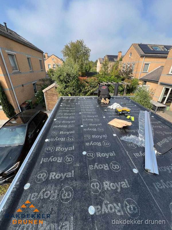 Nieuwe Royal bitumen dakbedekking op plat dak van aanbouw in Drunen Nieuwe Royal bitumen dakbedekking op plat dak van aanbouw in Drunen
