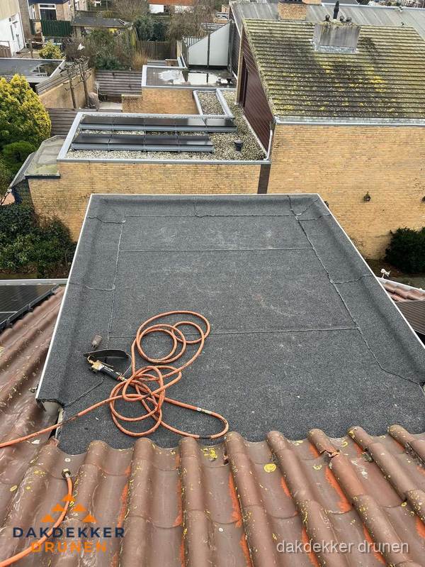 Reparatie aansluiting plat dak en schuin dak in Drunen