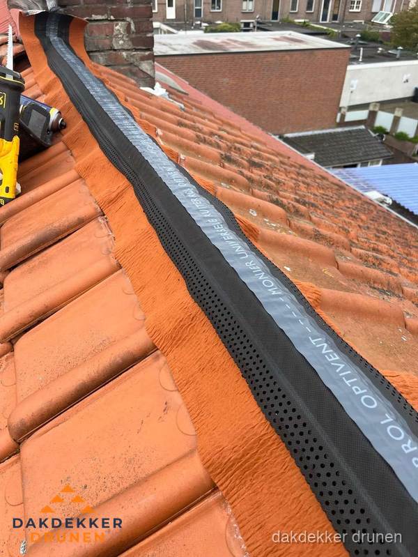Nokventilatie installeren op hellend pannendak in Drunen