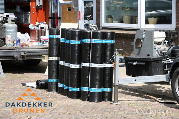 Rollen bitumen dakbedekking klaar voor daklekkage reparatie in Drunen Rollen bitumen dakbedekking klaar voor daklekkage reparatie in Drunen