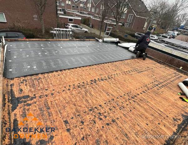 Dakdekker legt onderlaag op plat dak met houten constructie in Drunen Dakdekker legt onderlaag op plat dak met houten constructie in Drunen