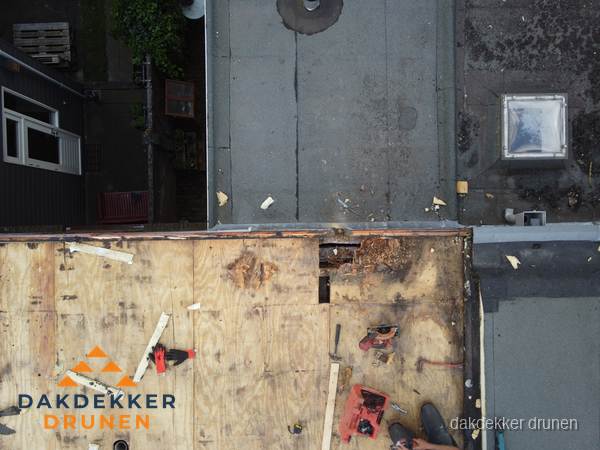 Dakschade en renovatie plat dak vanuit de lucht in Drunen Dakschade en renovatie plat dak vanuit de lucht in Drunen