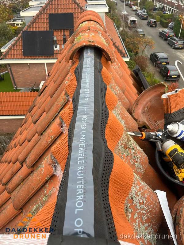Dakdekker vervangt nokvorst met ruiterrol op pannendak in Drunen