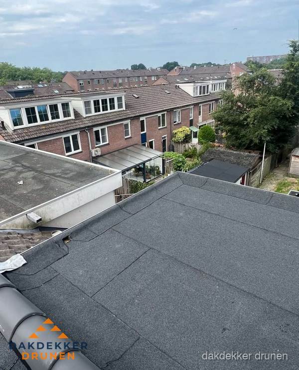 Vernieuwd plat dak met bitumen in woonwijk in Drunen